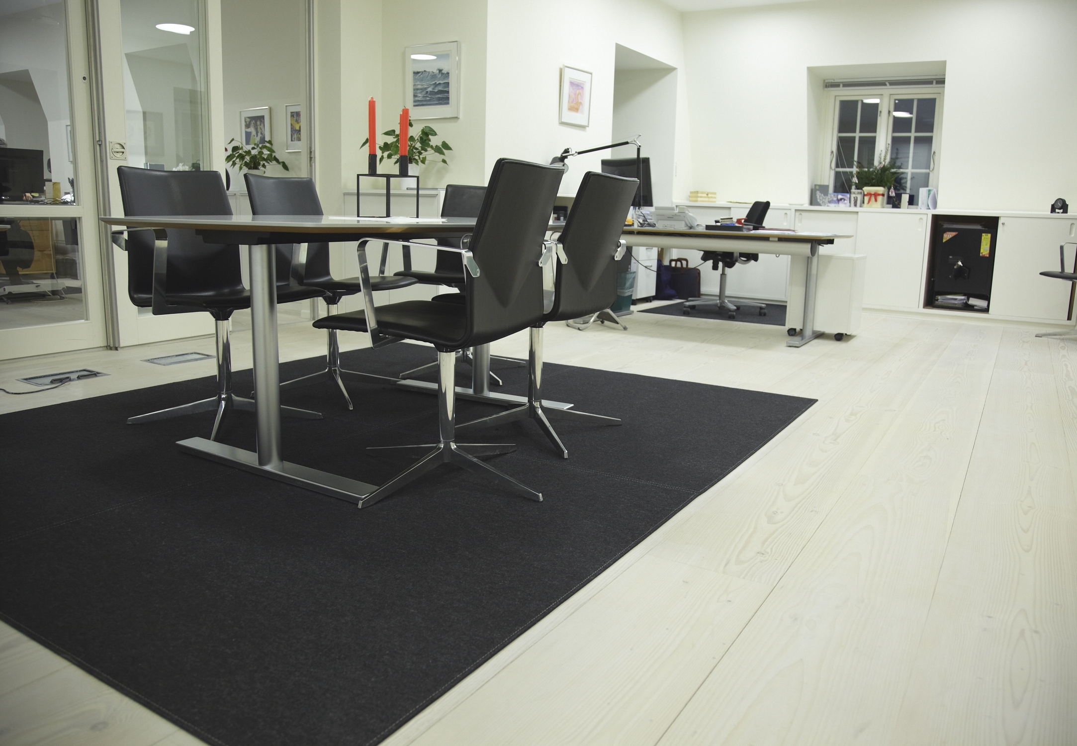 anthracite filttæppe på kontor